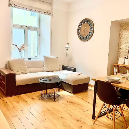 Apartman Lossi 32 *